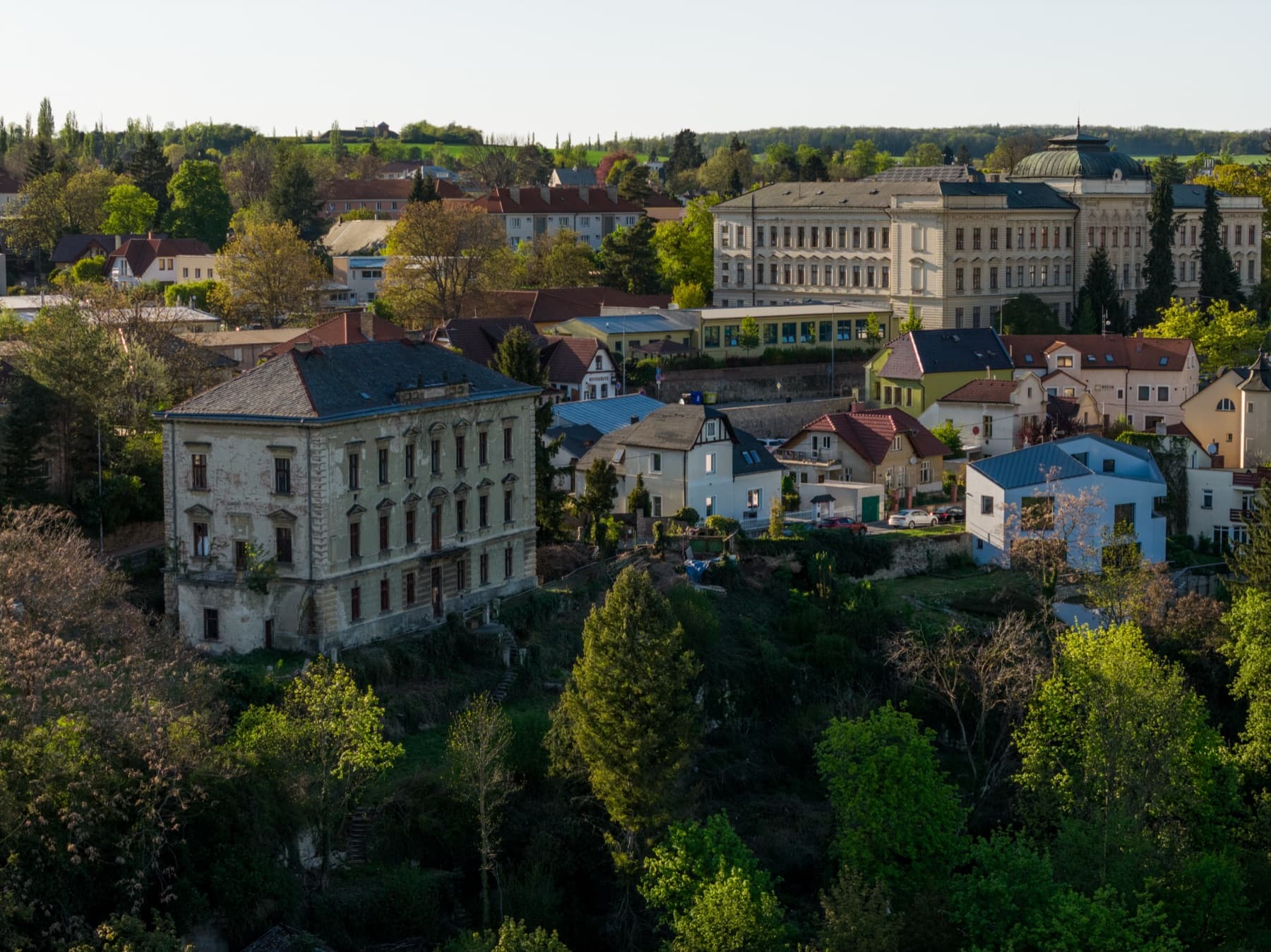 Letecký pohled na Obrovu vilu a její pozemek v centru Kutné Hory
