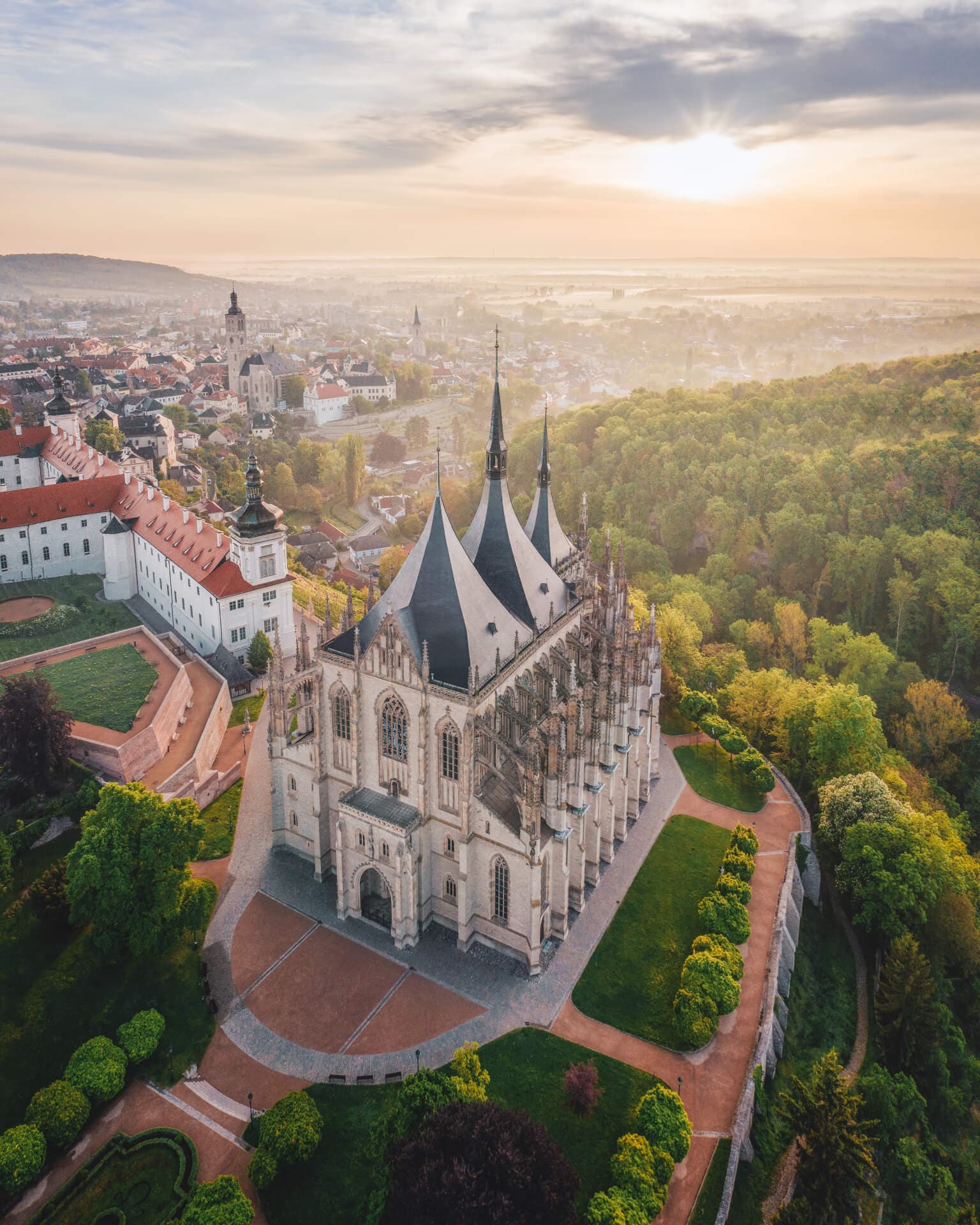 Chrám svaté Barbory v Kutné Hoře z ptačí perspektivy