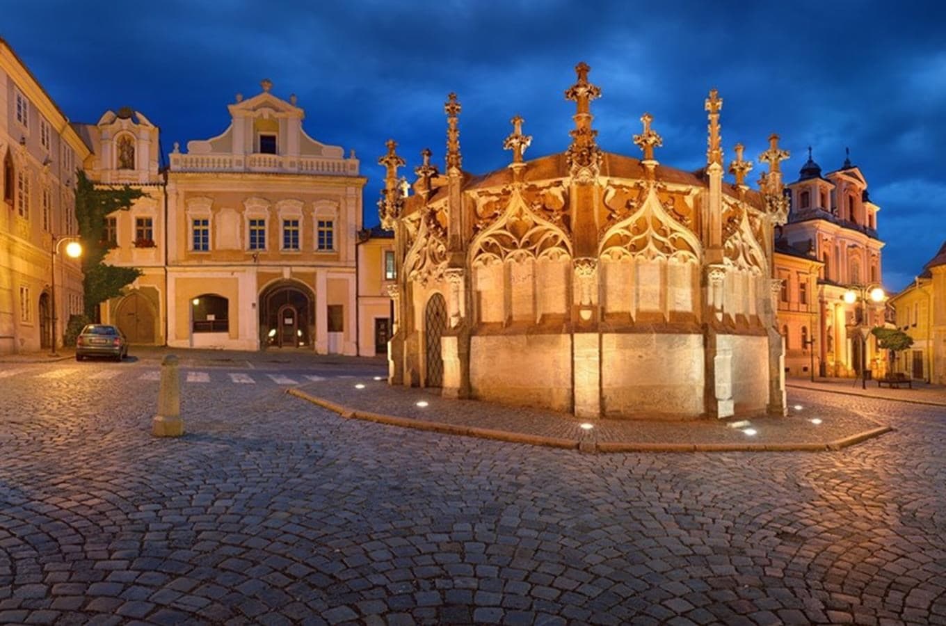 Kamenná kašna v historickém centru Kutné Hory