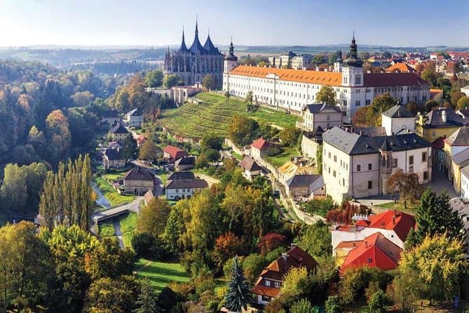Panorama Kutné Hory s chrámem sv. Barbory a Jezuitskou kolejí