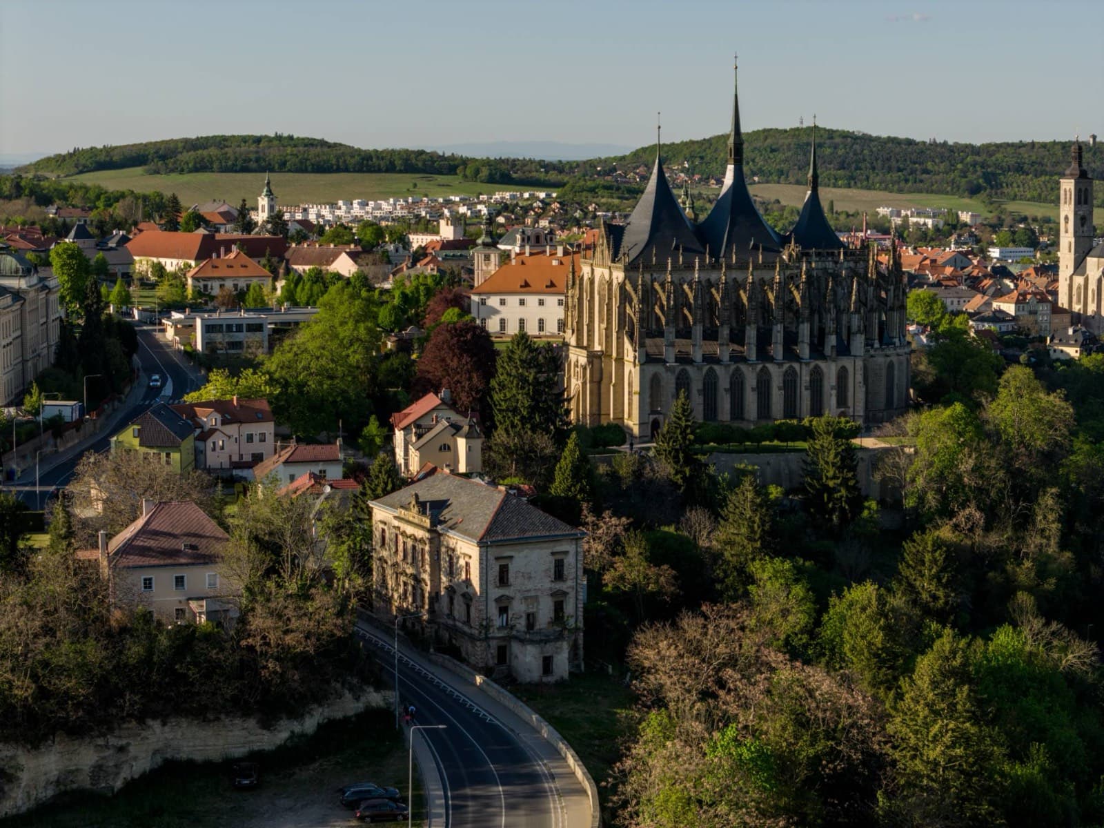Letecký pohled na Kutnou Horu s gotickým chrámem sv. Barbory a okolní historickou zástavbou
