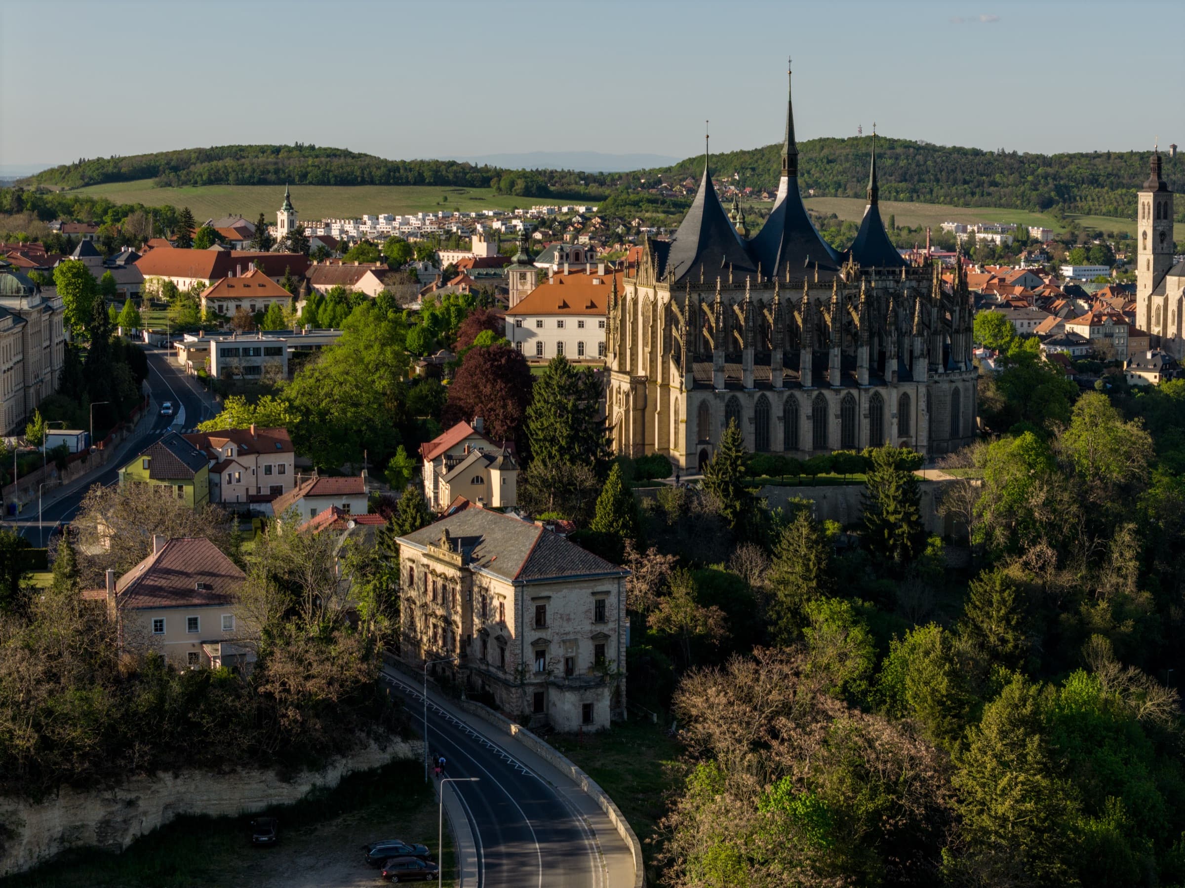 Letecké panorama Kutné Hory s Obrovou vilou a chrámem sv. Barbory